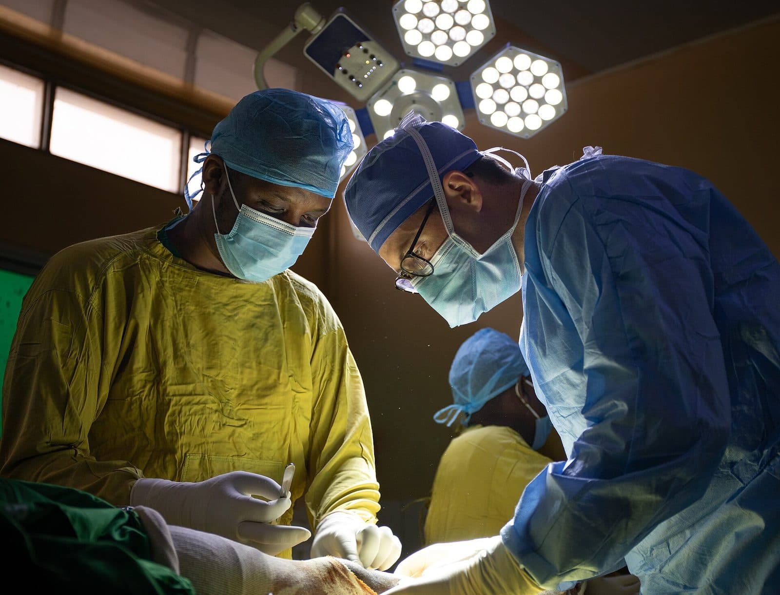 Orthopaedic surgeons collaborating in the OR